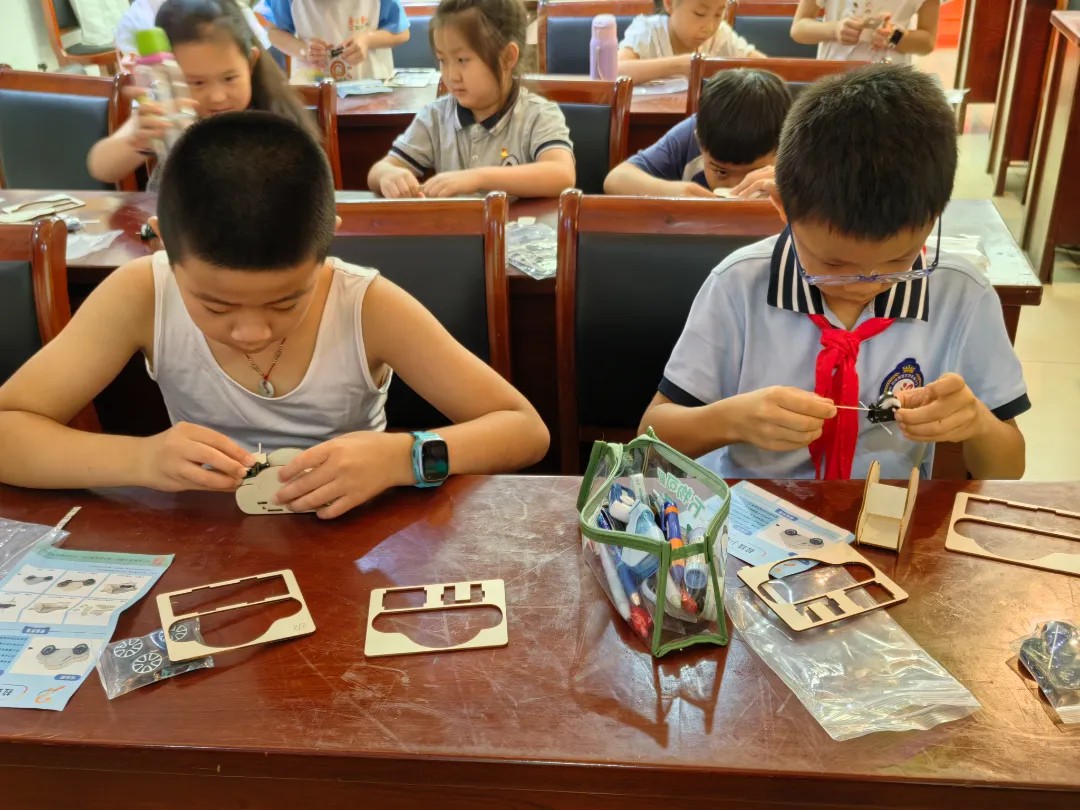 采荷社会组织 | 红菱社区 开展青少年拉线小车实验活动